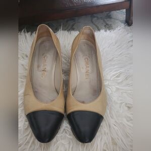 Vintage Chanel Two Toned Leather Kitten Heels Size 36 US 6 Capped Toe